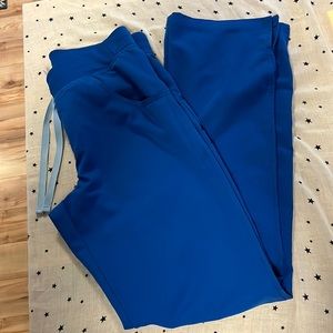 Figs Kade Cargo a scrub pant, size small tall